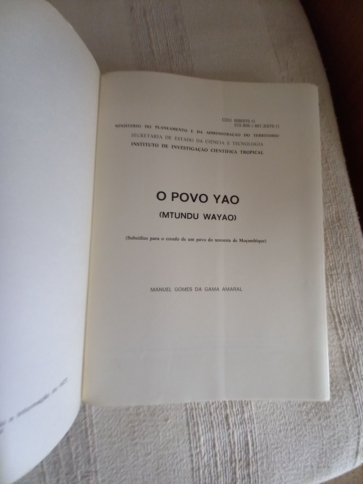 Dois livros sobre costumes de povos antigos de Moçambique