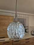 Lampa wiszącą ze szklanym kloszem