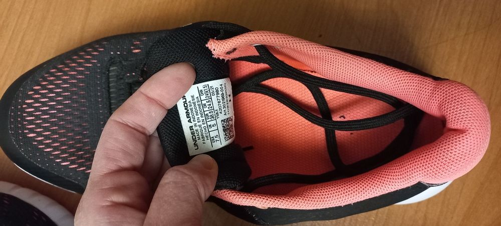 Кросівки жіночі для бігу UA 38,5