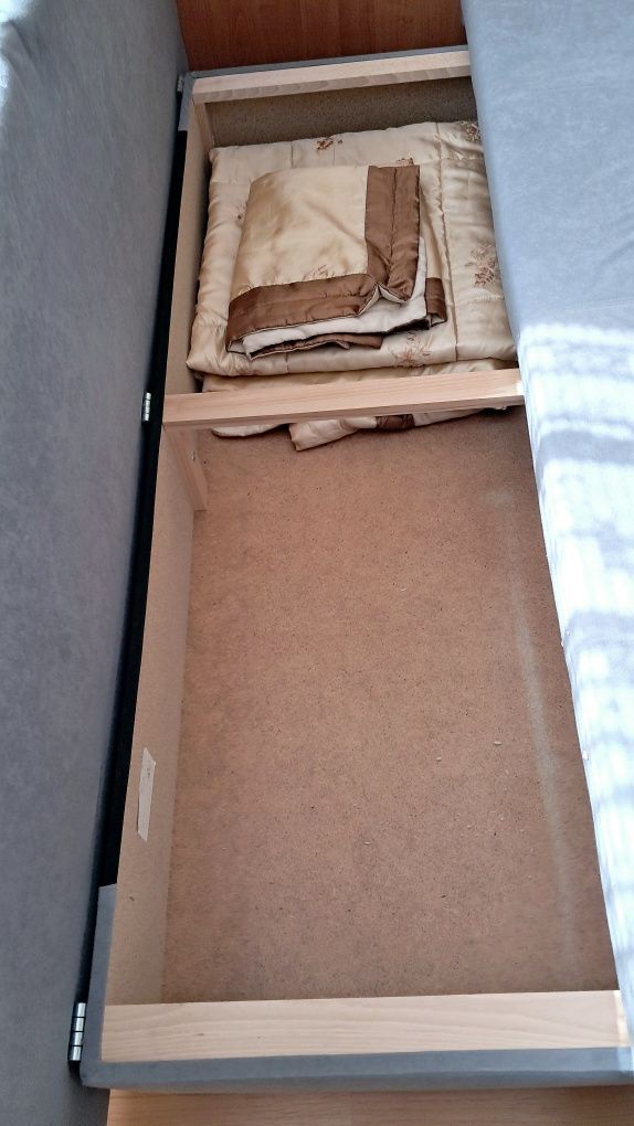 Sprzedam kanapę dwuosobową w bardzo dobrym stanie.