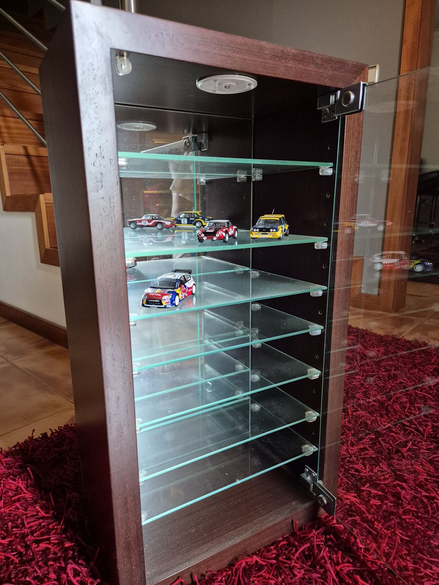 Móvel em madeira e porta em vidro para miniaturas
