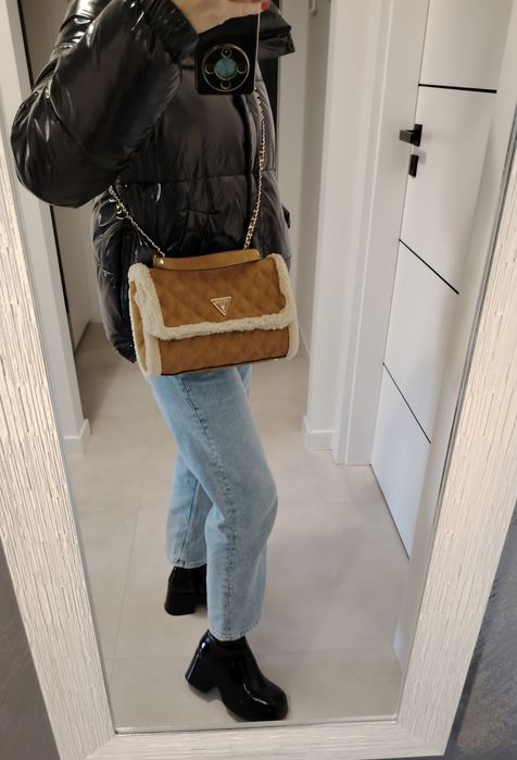 Torebka Guess w kolorze musztardowym