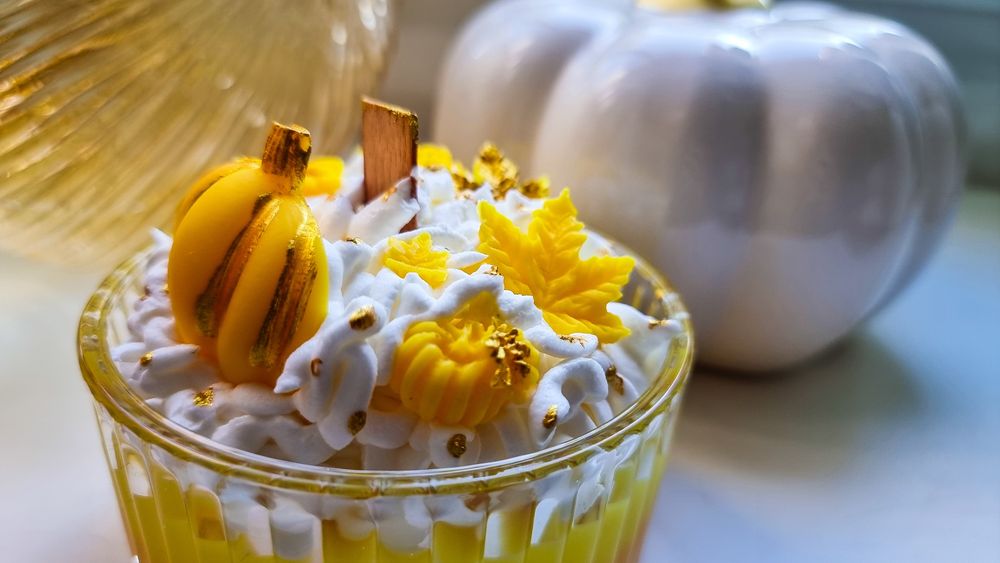 Świeca sojowa pachnąca z dynią i listkami