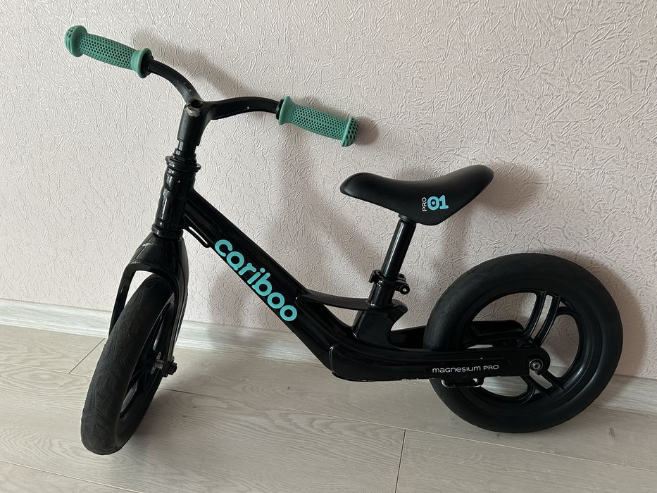 Беговел Cariboo чорно-бірюзовий, 1,5-5 років