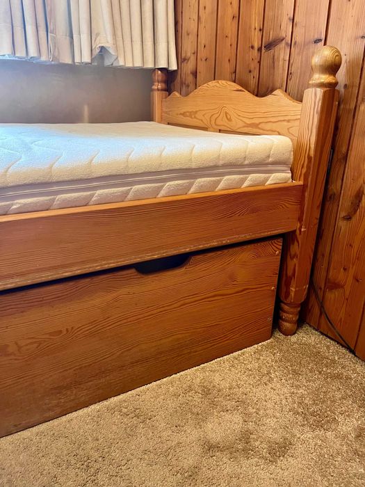 Łóżko z litego drewna z dużą szufladą i materac 200x80