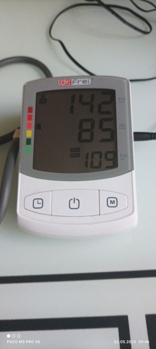 Автономний тонометр працює від розетки та на батарейках