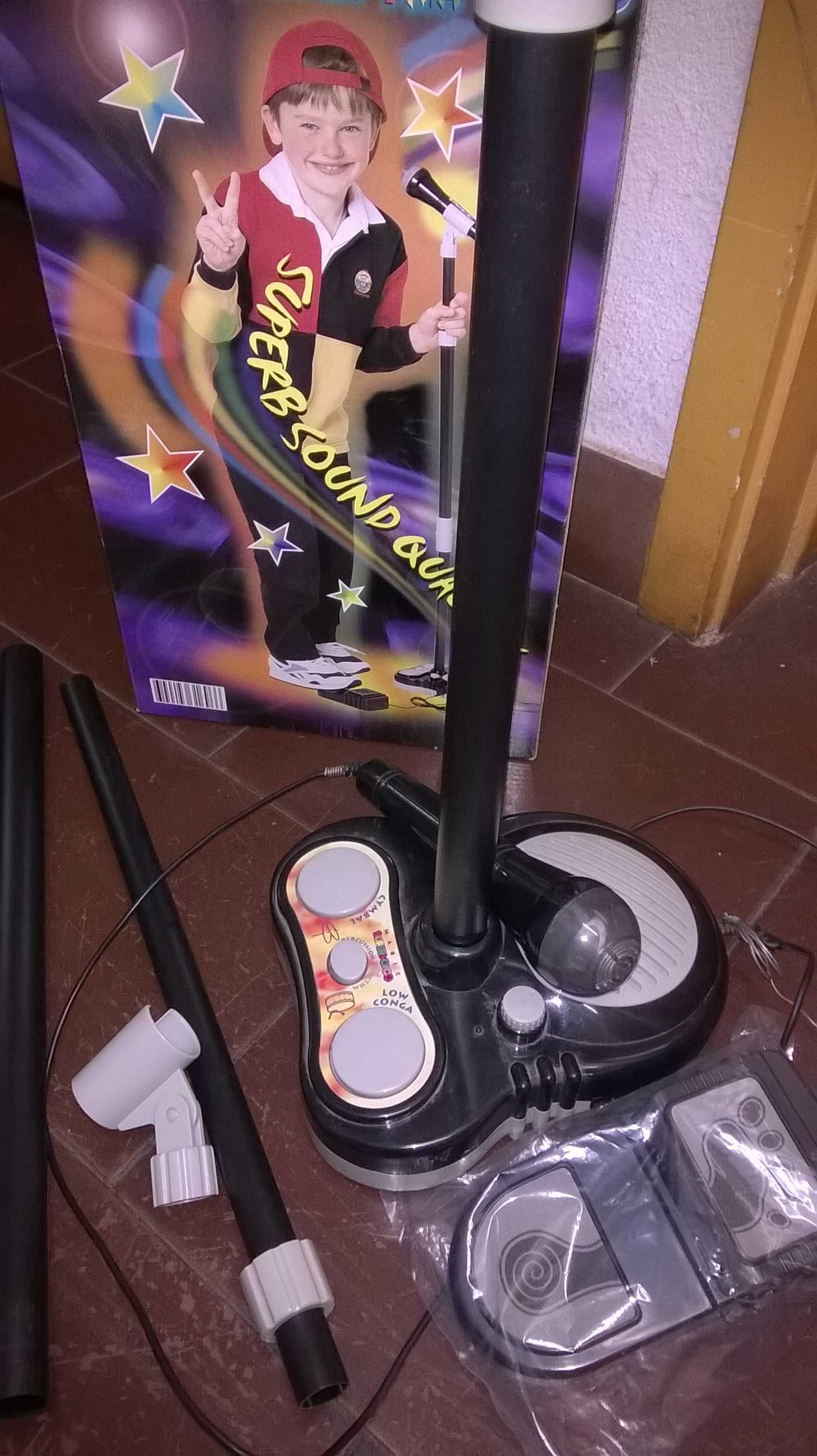 Conjunto de Karaoke (microfone e amplificador com ritmos)