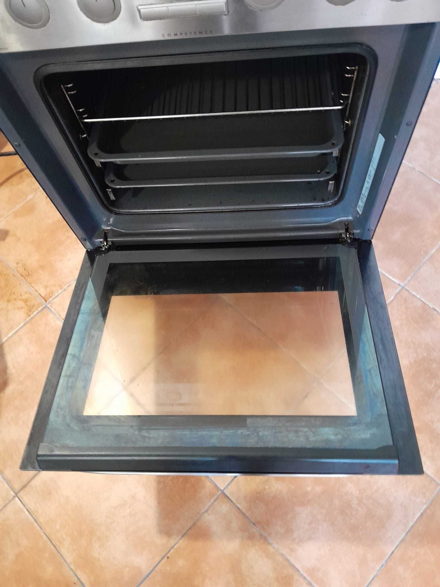 Forno AEG com Fogão Placa Elétrica - Excelente Condição!