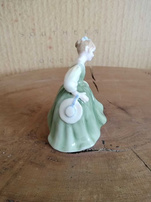 stara porcelanowa figurka Royal Doulton Fair Maiden