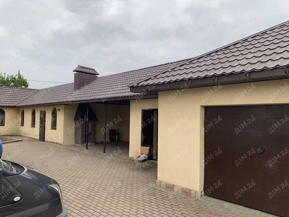 Просторий двоповерховий будинок на Подолі