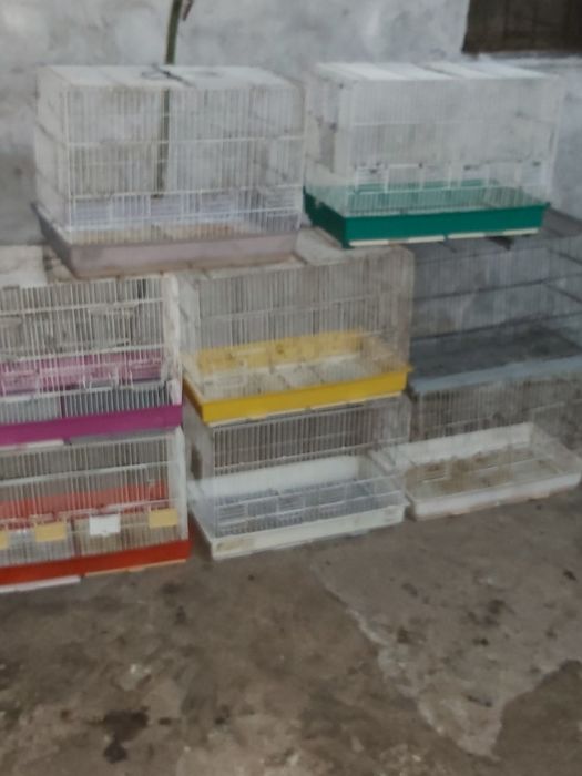 Gaiolas com marcas de uso