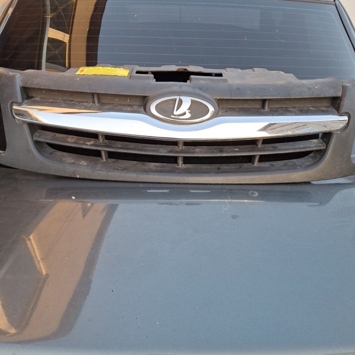 Решетка радиатора лада гранта с значком и молдингом