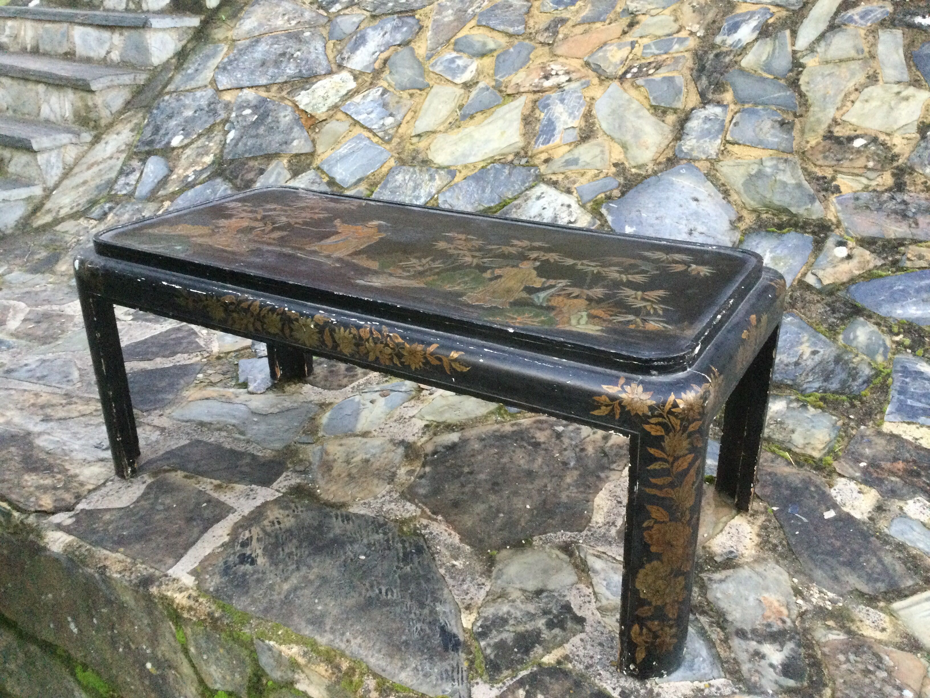 Mesa chinesa madeira pintada á mão séc XIX tampo vidro Assinada