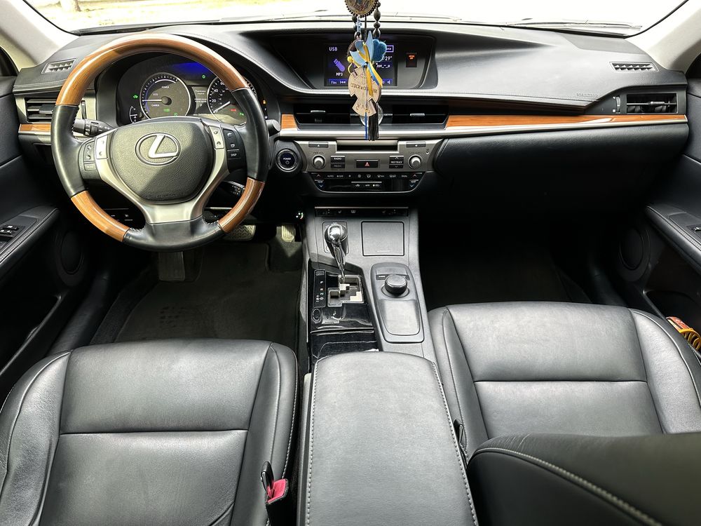 Продам Lexus ES300h Hybrid 12.2012 2.5 Газ/бензин