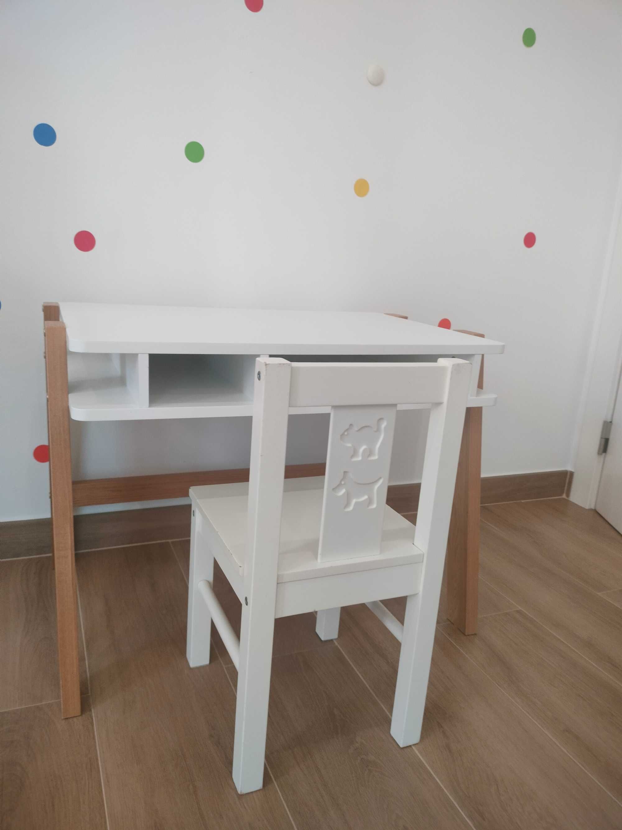 Secretaria infantil com cadeira