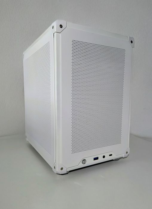 Biały mini komputer gamingowy