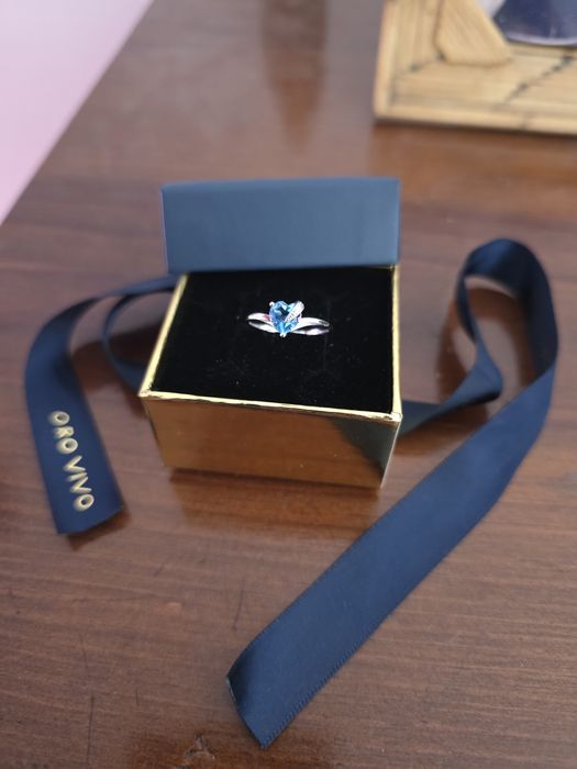 Anel em ouro branco 9k e pedra topázio