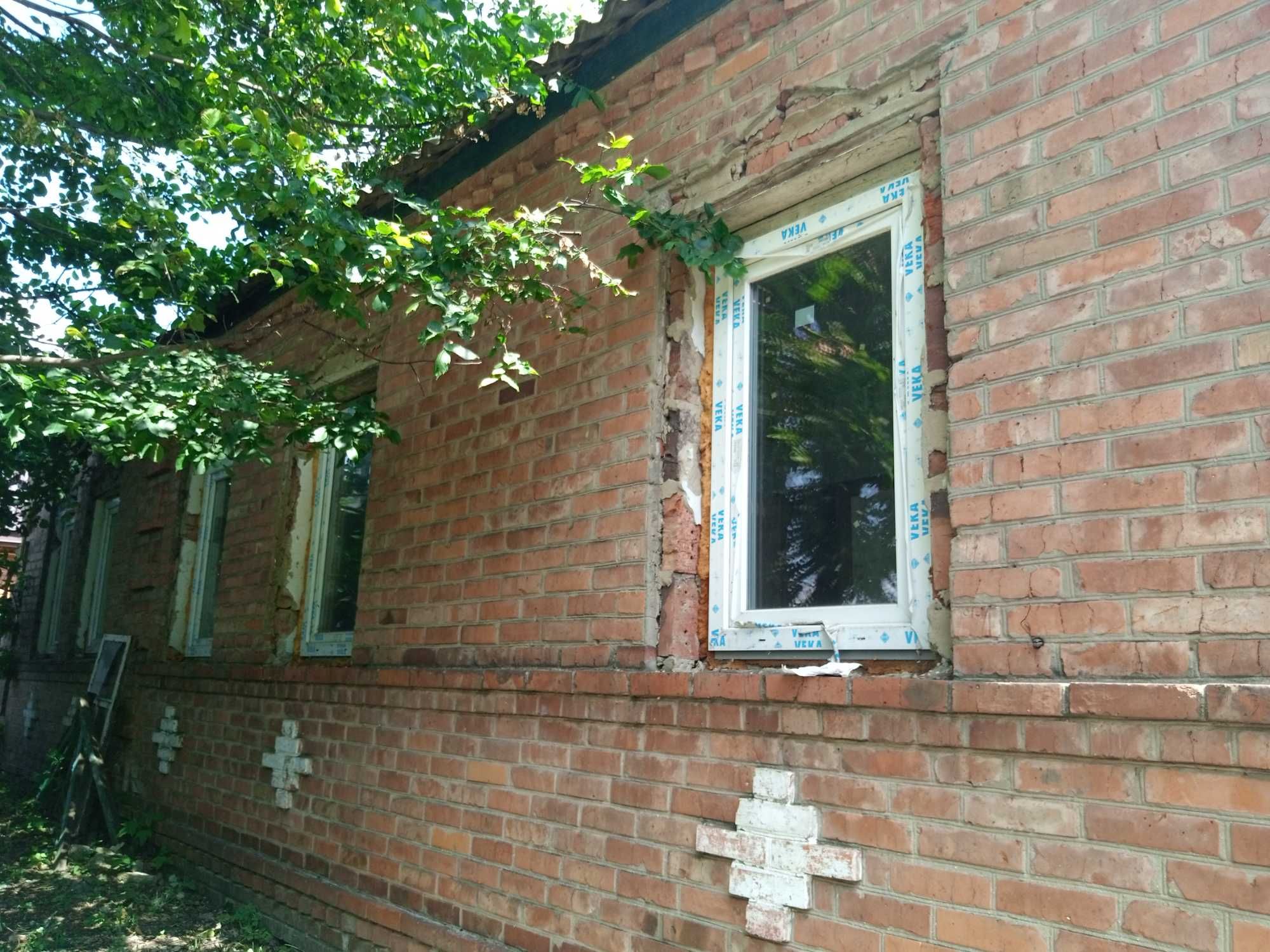 Продаю добротный кирпичный дом в тихом центре Мерефы с участком 19 сот