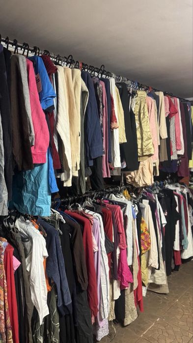 Продаєця одяг через закритя магазину