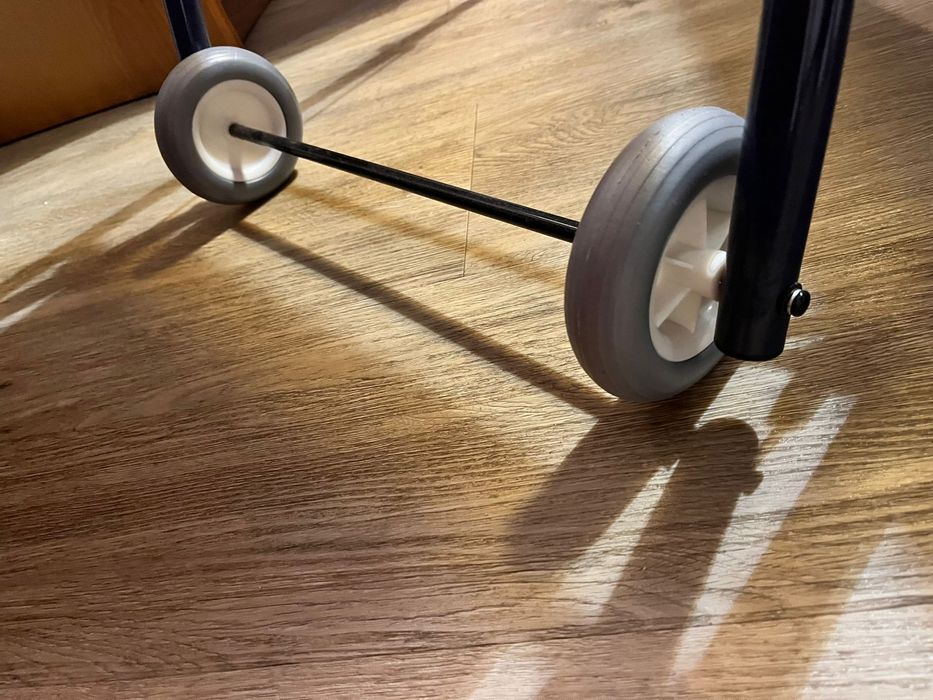 Andarilho com Assento e Rodas