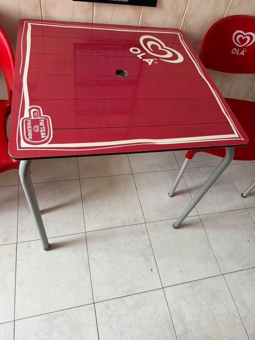 conjunto de mesa e duas cadeiras