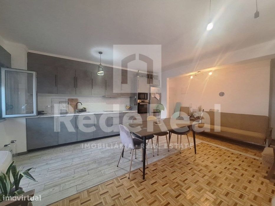 Apartamento T1 Renovado e Transformado em Espaçoso T3 de Último Pis...