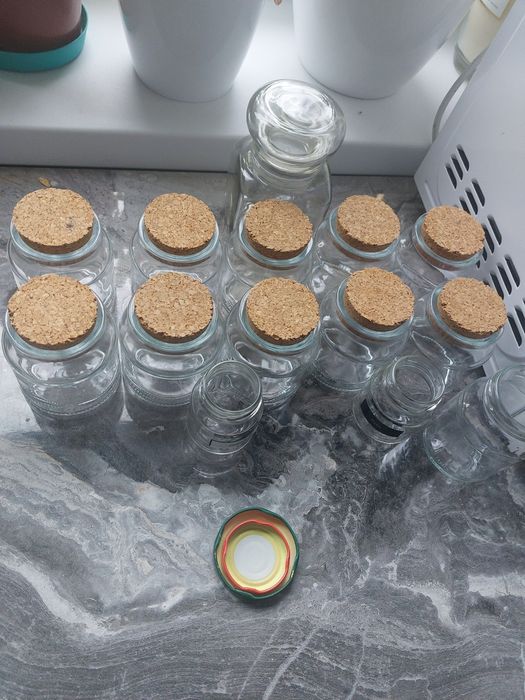 14 słoiczków na przyprawy