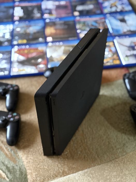 PS4 Slim 1tb + диски + геймпади