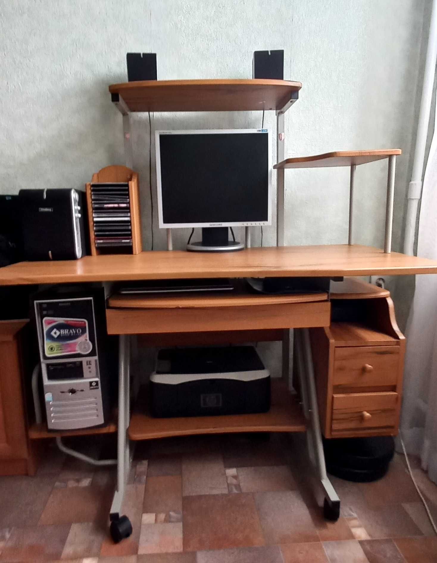 Компютерний стіл з кріслом