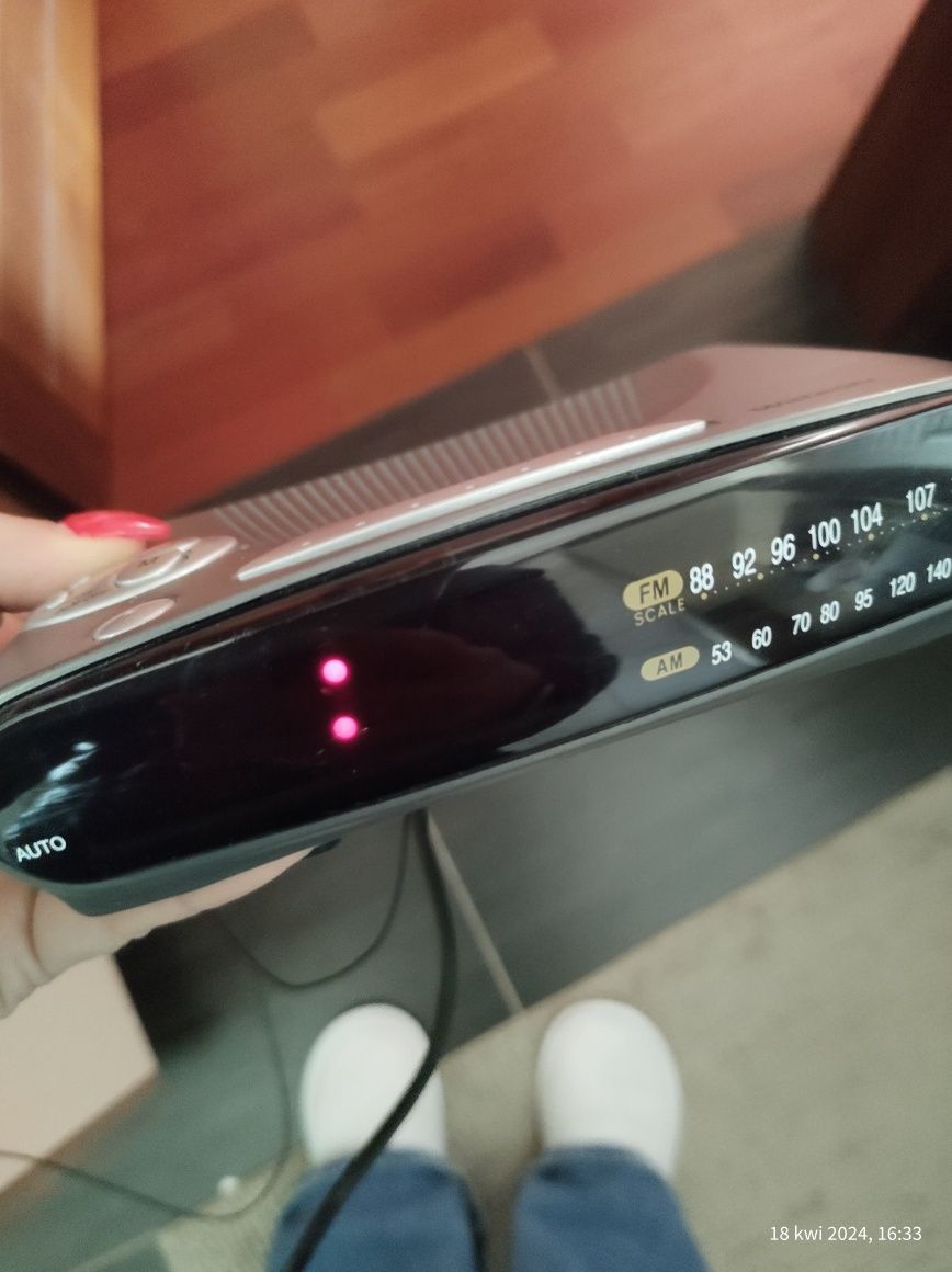 Radio budzik z czerwonym wyświetlaczem