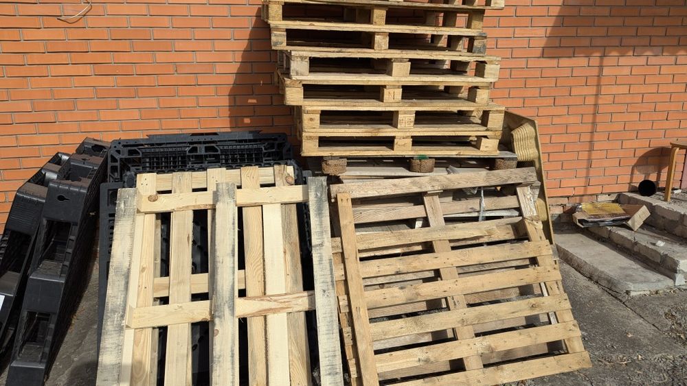Продам піддони дерев'яні та пластикові б/в