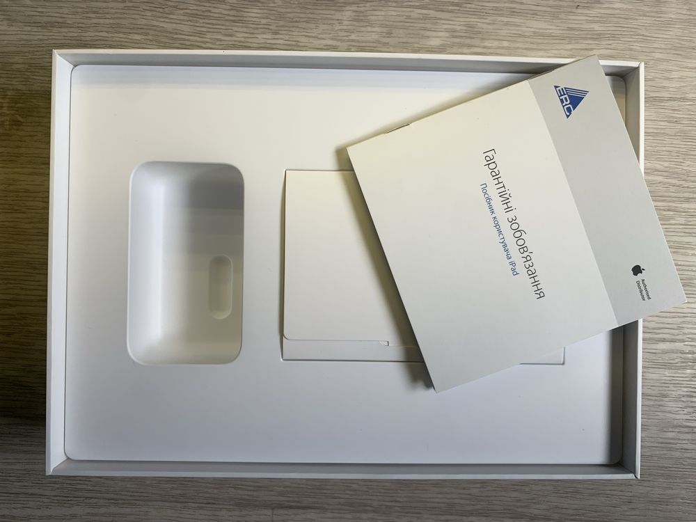 Коробка iPad Air та Samsung tab s2