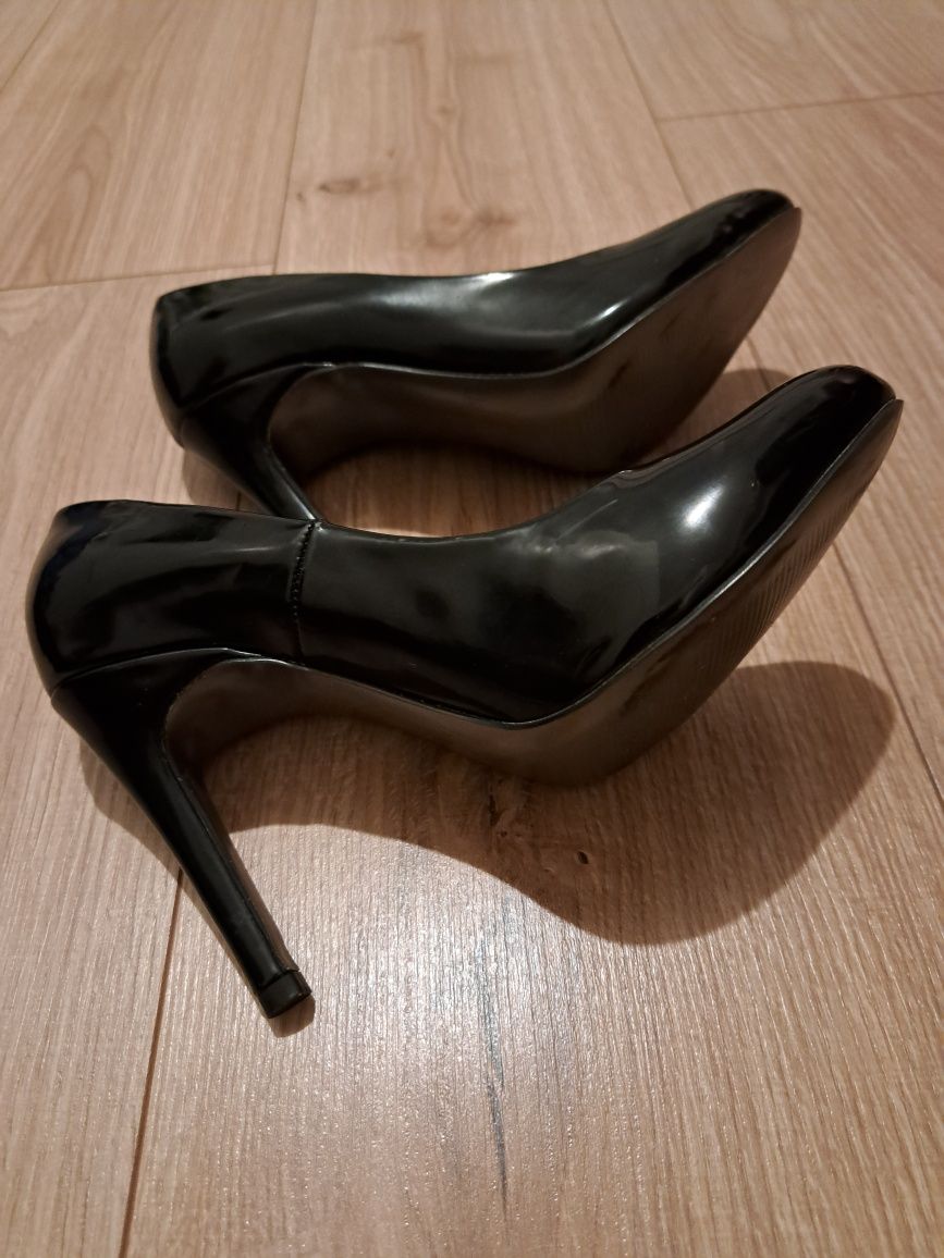 Eleganckie czarne błyszczące buty na obcasie rozm.35 Jenny Fairy