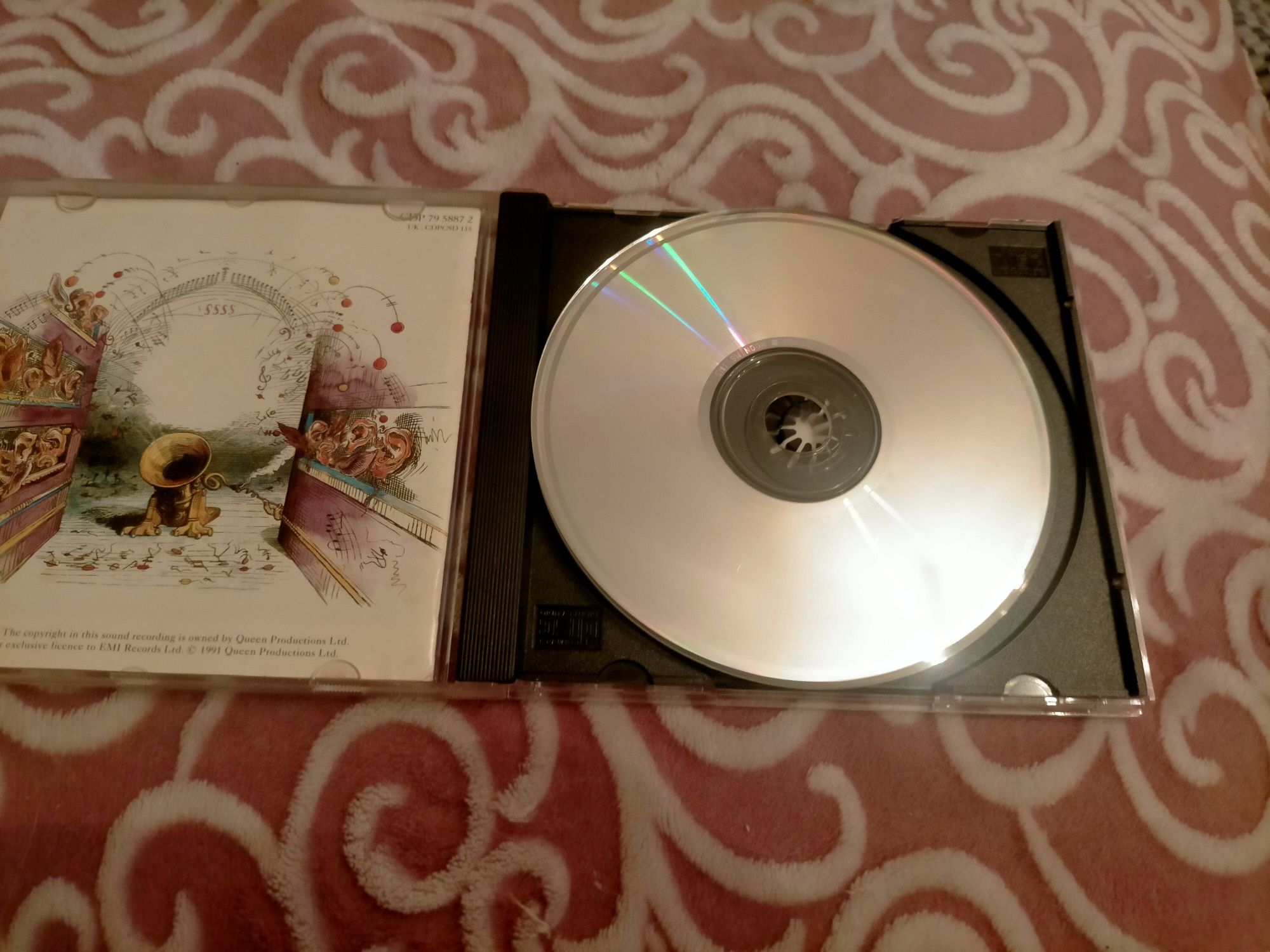 Vendo cd Queen como novo