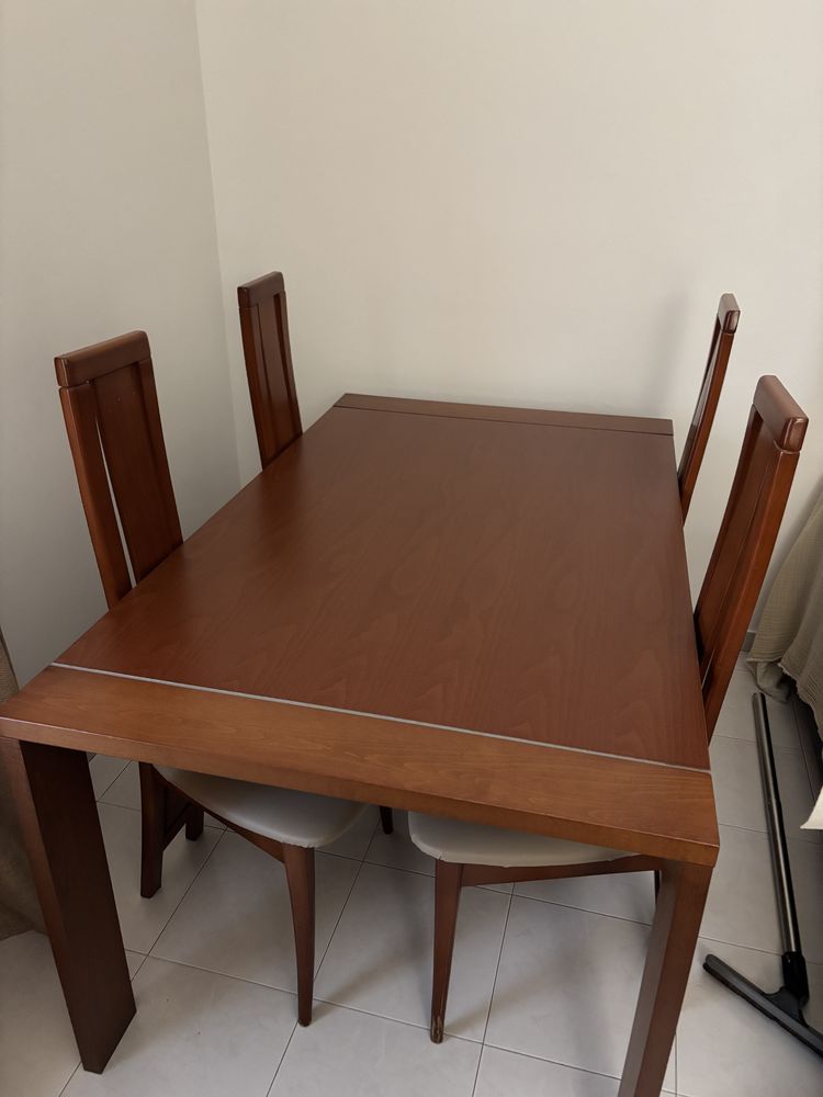 Mesa de jantar em madeira de cerejeira e cadeiras em bom estado