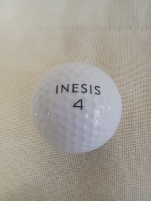 bola de golfe usada em jogo competitivo