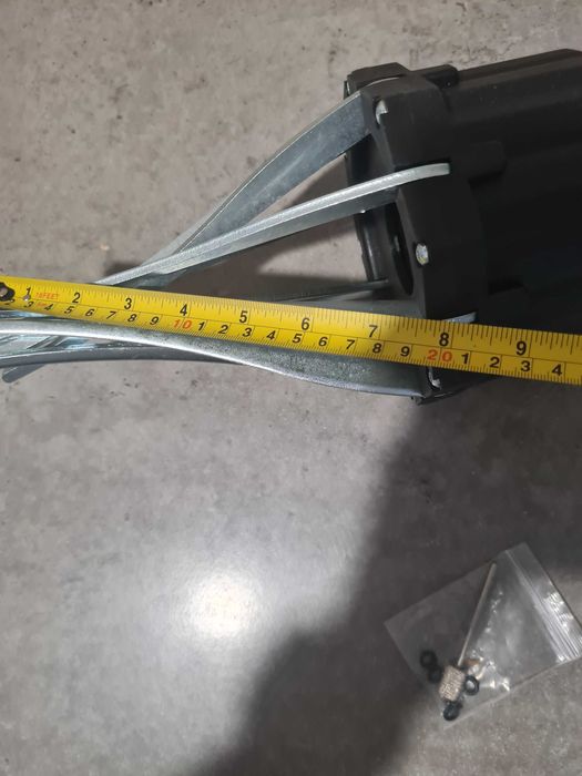 Uniwersalne pneumatyczne narzędzie do montażu osłon przegubów