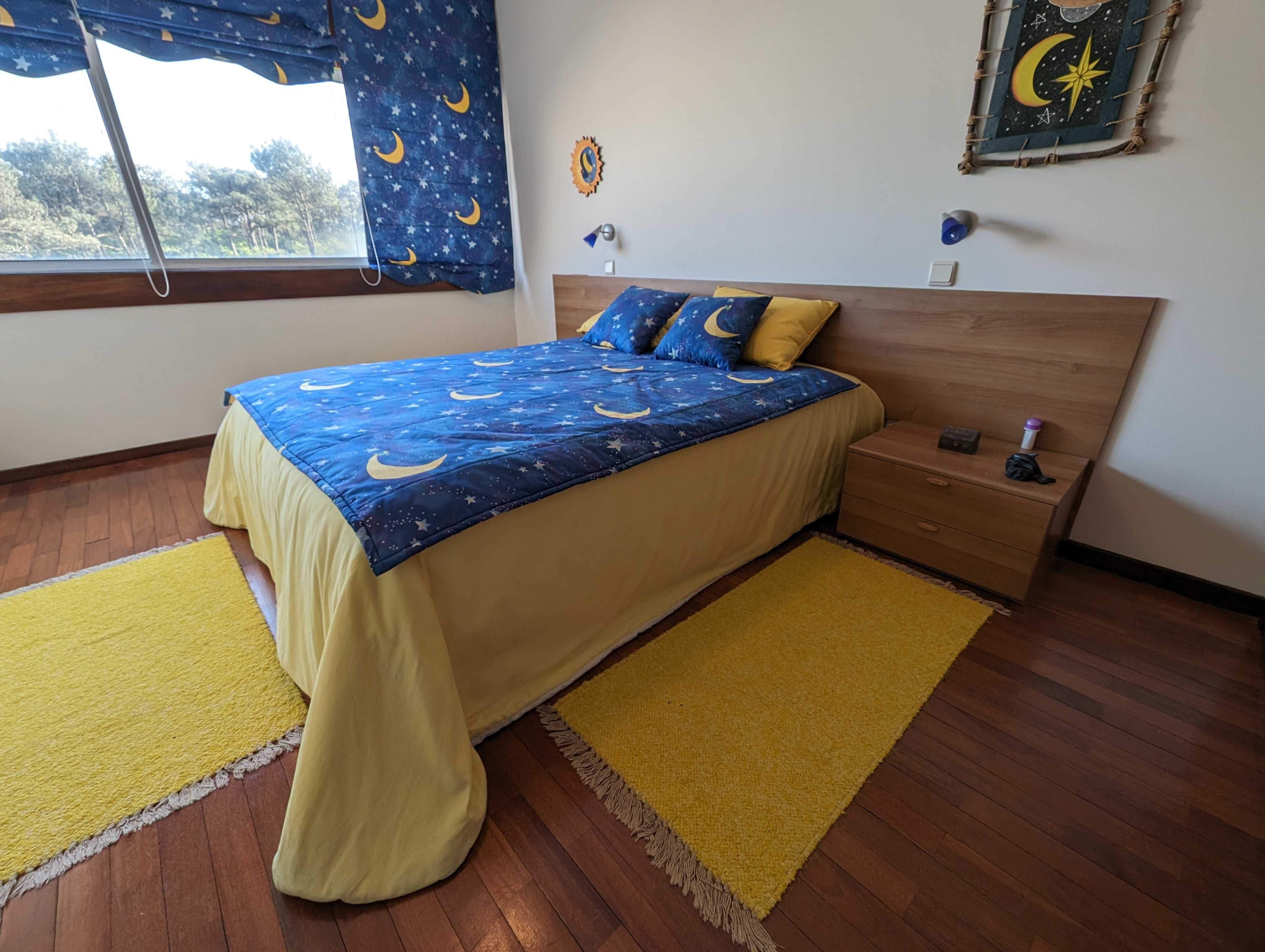 Cama c/colchão ortopédico (160×190) + 2 Mesinhas de Cabeceira