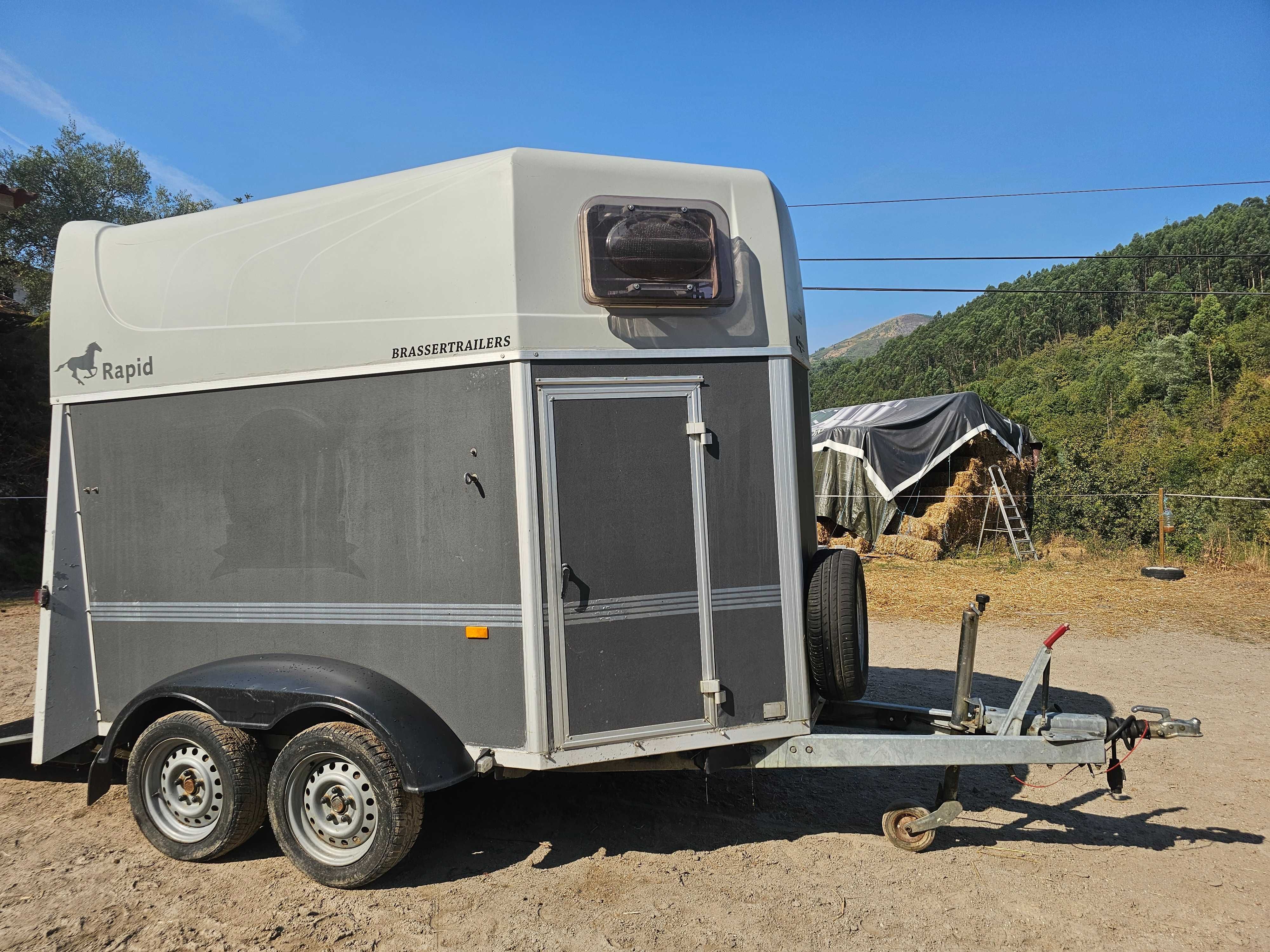 Reboque de 2 cavalos Humbaur