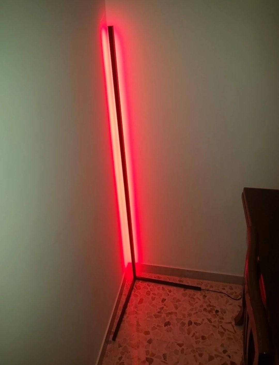 Candeeiro de chão (canto) com iluminação RGB