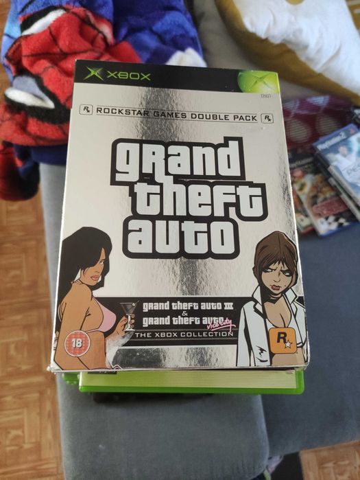 Vendo x box com dois comandos e 21 jogos.