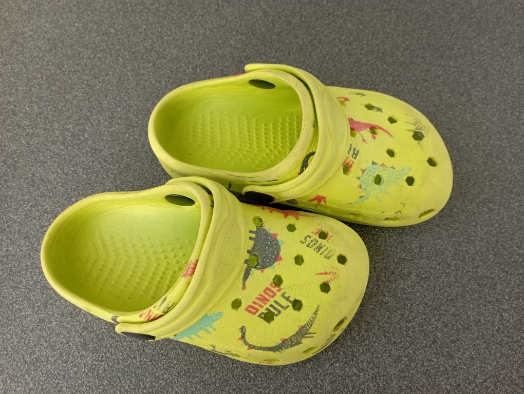 Oddam za 1 zł klapki typu crocs w rozmiarze 24