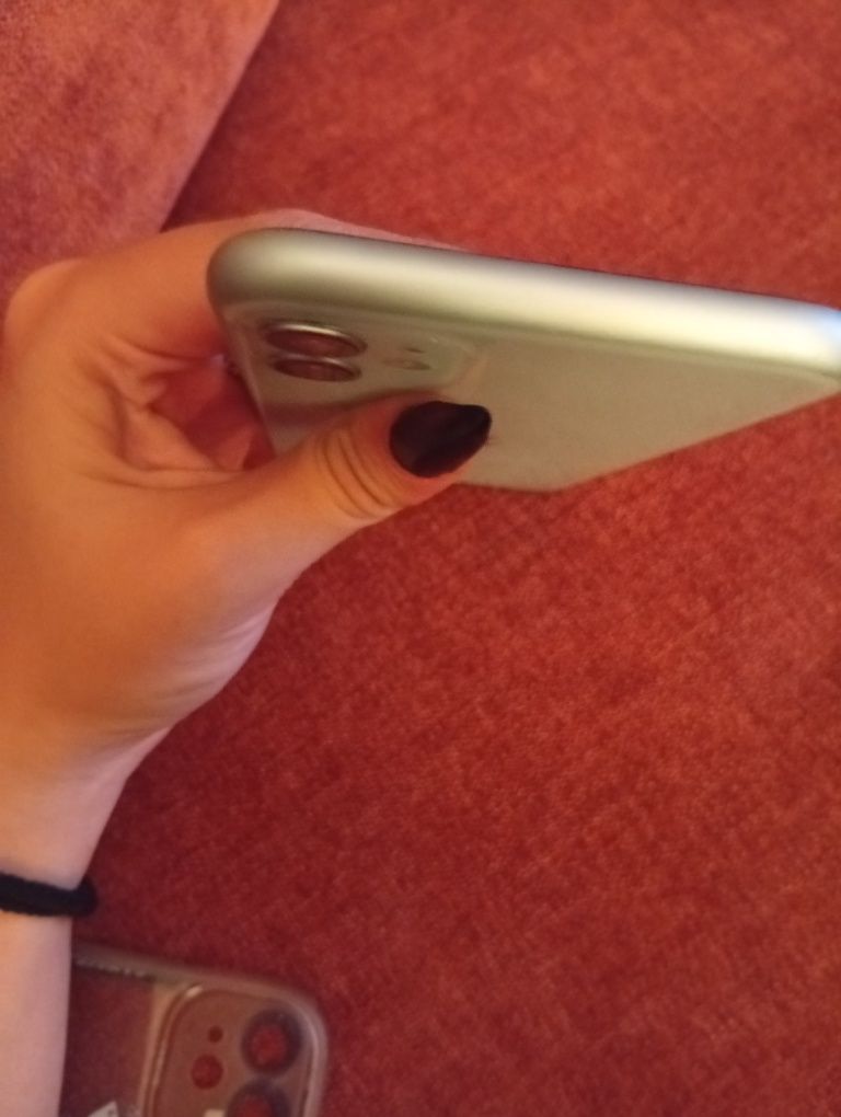 iPhone 11 (funciona mas a tela está danificada)