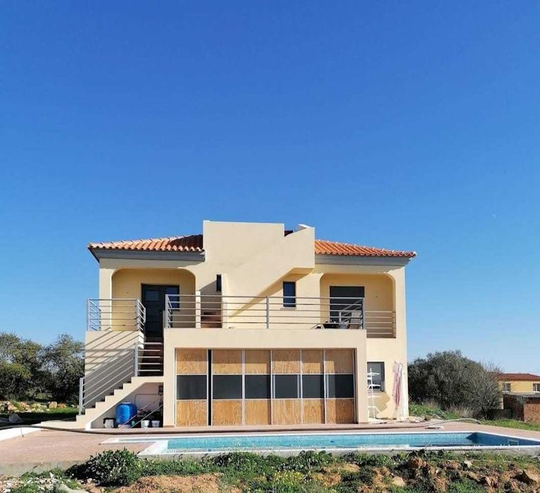 Andar de moradia (Two-stroey the top floor is available for rent)