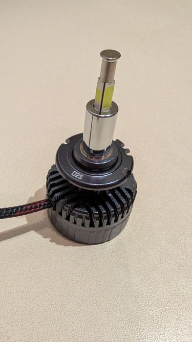 ЛЕД LED на Ксенон (в лінзу) лампи головного світла (в передні фари) D2