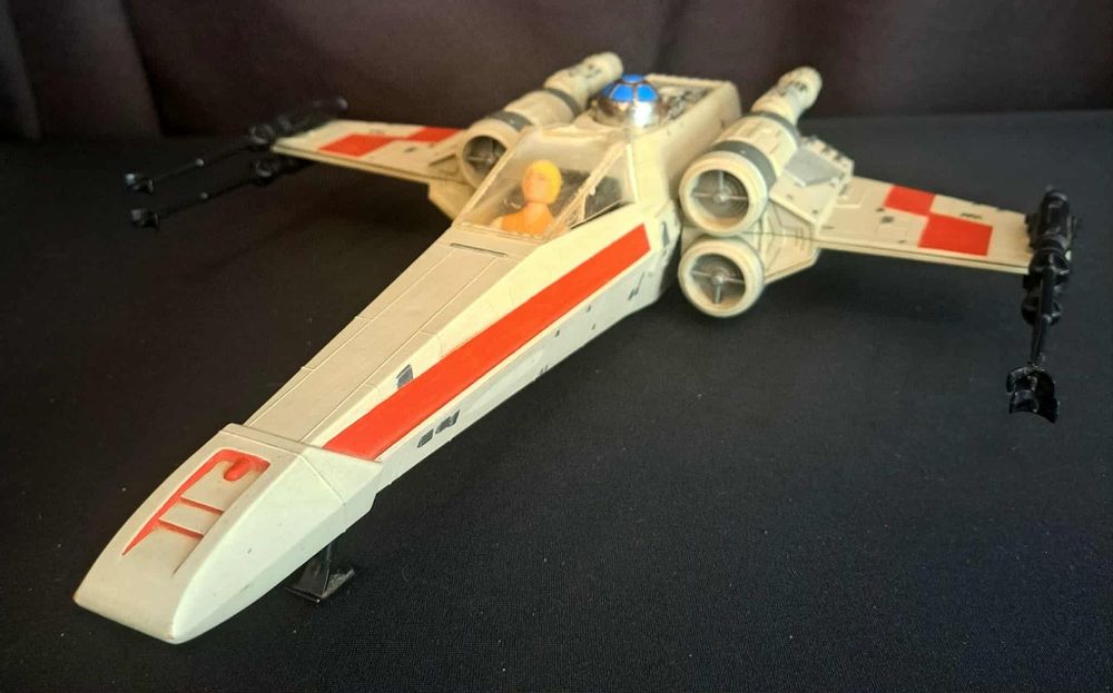 Nave do tipo X-wing e figura de 1977
