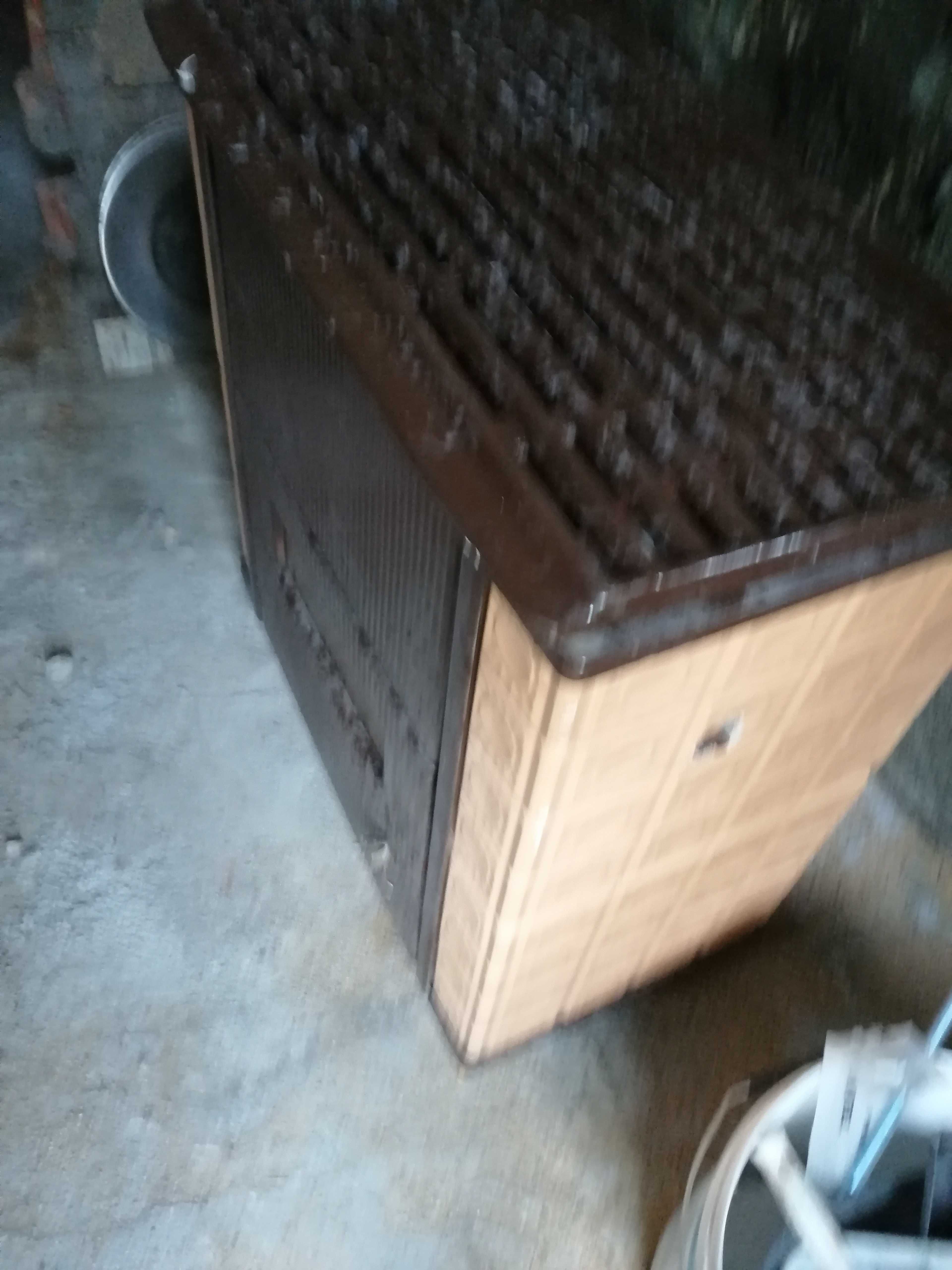 Piecyk żeliwny obudowany kaflami.