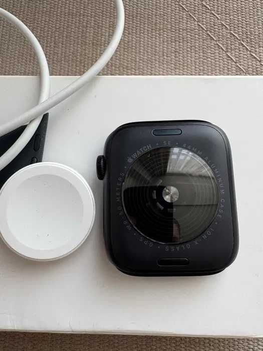 Idealny zegarek Apple Watch SE niebieski 44 mm