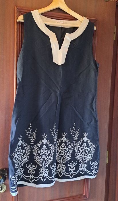 Vestido de linho com bordado preto e branco