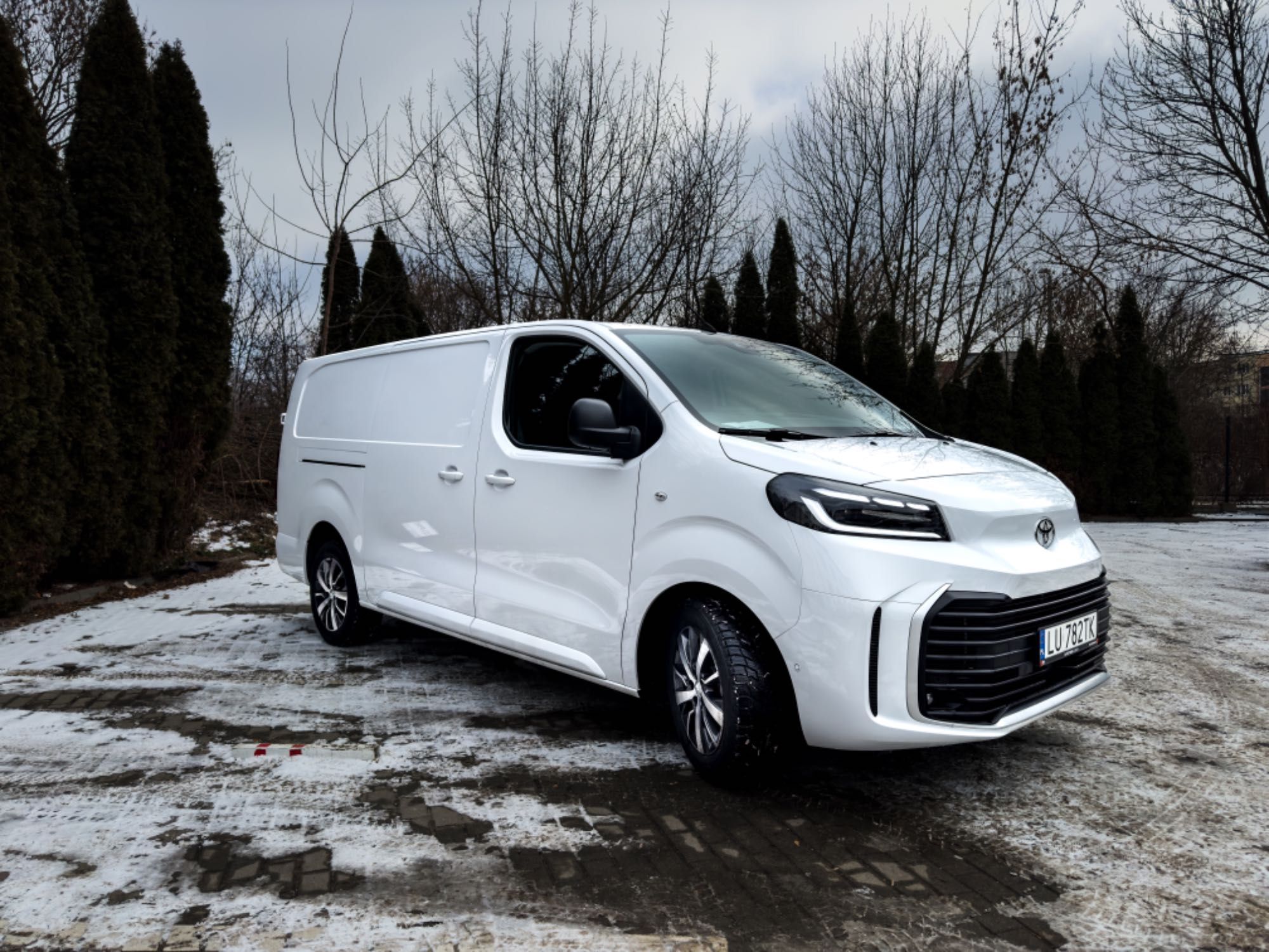 Wynajem busa dostawczego Toyota Proace Long